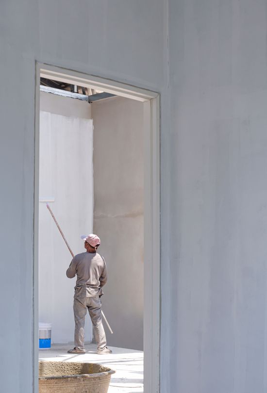 Peintre Reno Up appliquant une sous-couche à Aix-en-Provence
